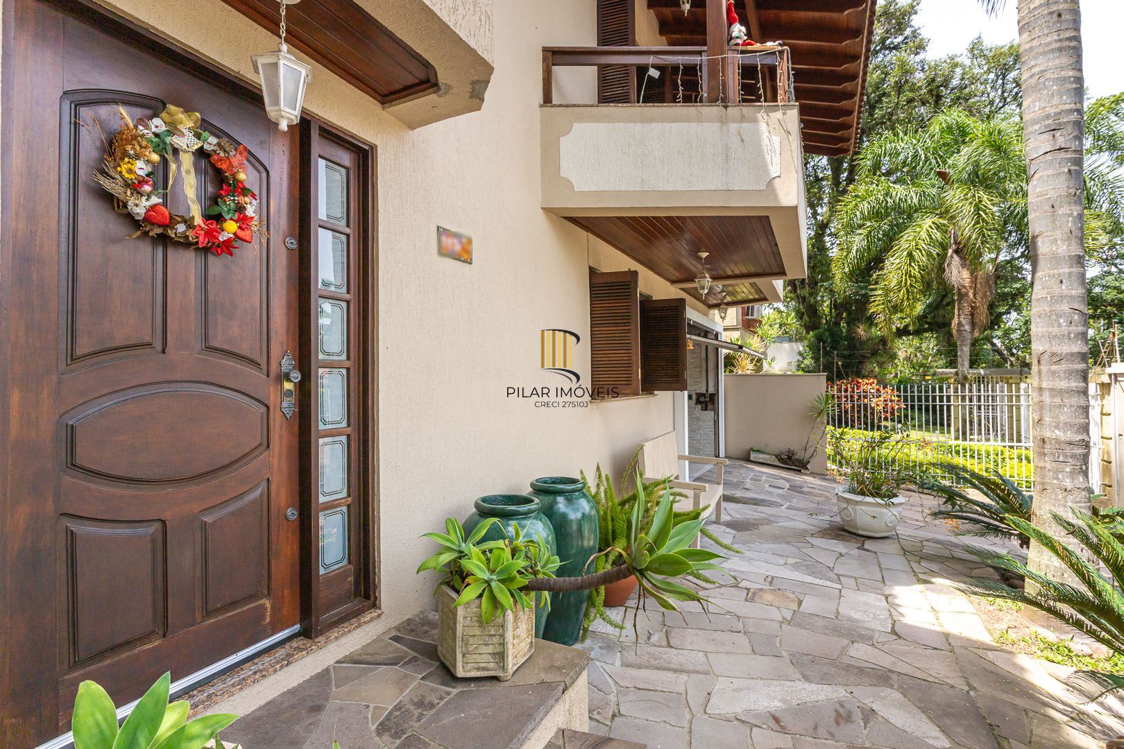 Casa de 272m², 4 dormitórios, 2 suítes e 4 vagas de garagem, no bairro Ipanema, próxima à orla do Guaíba.