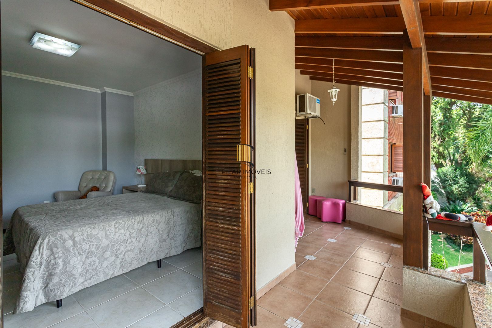 Casa de 272m², 4 dormitórios, 2 suítes e 4 vagas de garagem, no bairro Ipanema, próxima à orla do Guaíba.