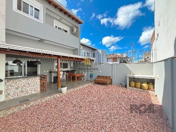 Casa em Porto Alegre, no bairro Hípica, com 3 dormitório(s), e 3 banheiros, à venda.