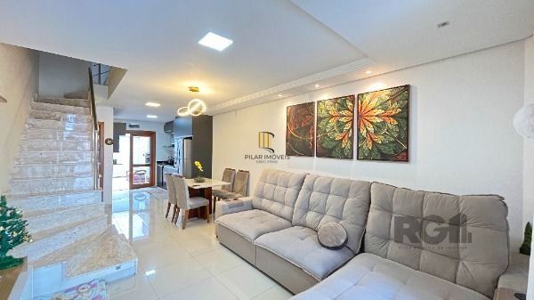 Casa em Porto Alegre, no bairro Guarujá, com 2 dormitório(s), e 2 banheiros, à venda.