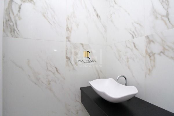 Casa para Venda - 217m², 3 dormitórios, sendo 1 suites, 2 vagas - Hípica