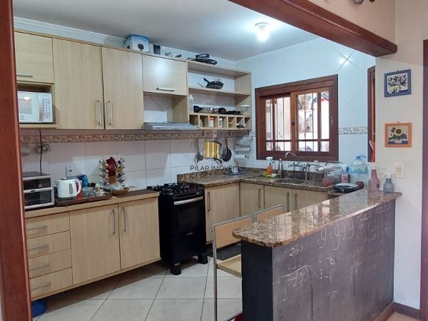 Sobrado em Porto Alegre, no bairro Espírito Santo, com 3 dormitório(s), e 3 banheiros, à venda.