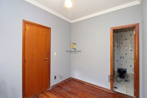Casa em Porto Alegre, no bairro Ipanema, com 3 dormitório(s), e 3 banheiros, à venda.