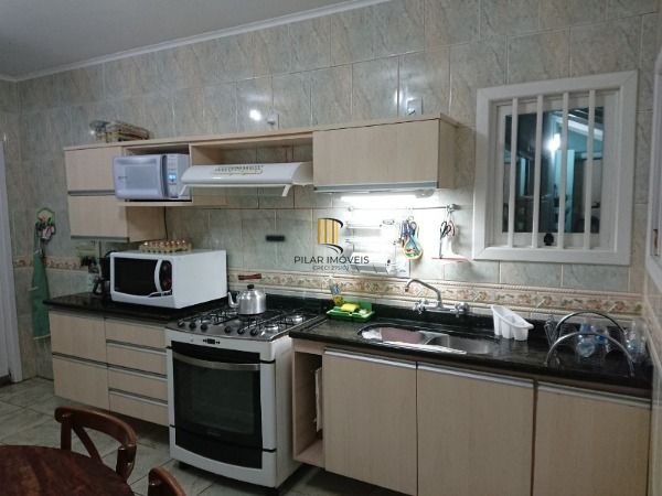 Casa em Porto Alegre, no bairro Espirito Santo, com 4 dormitório(s), e 4 banheiros, à venda.