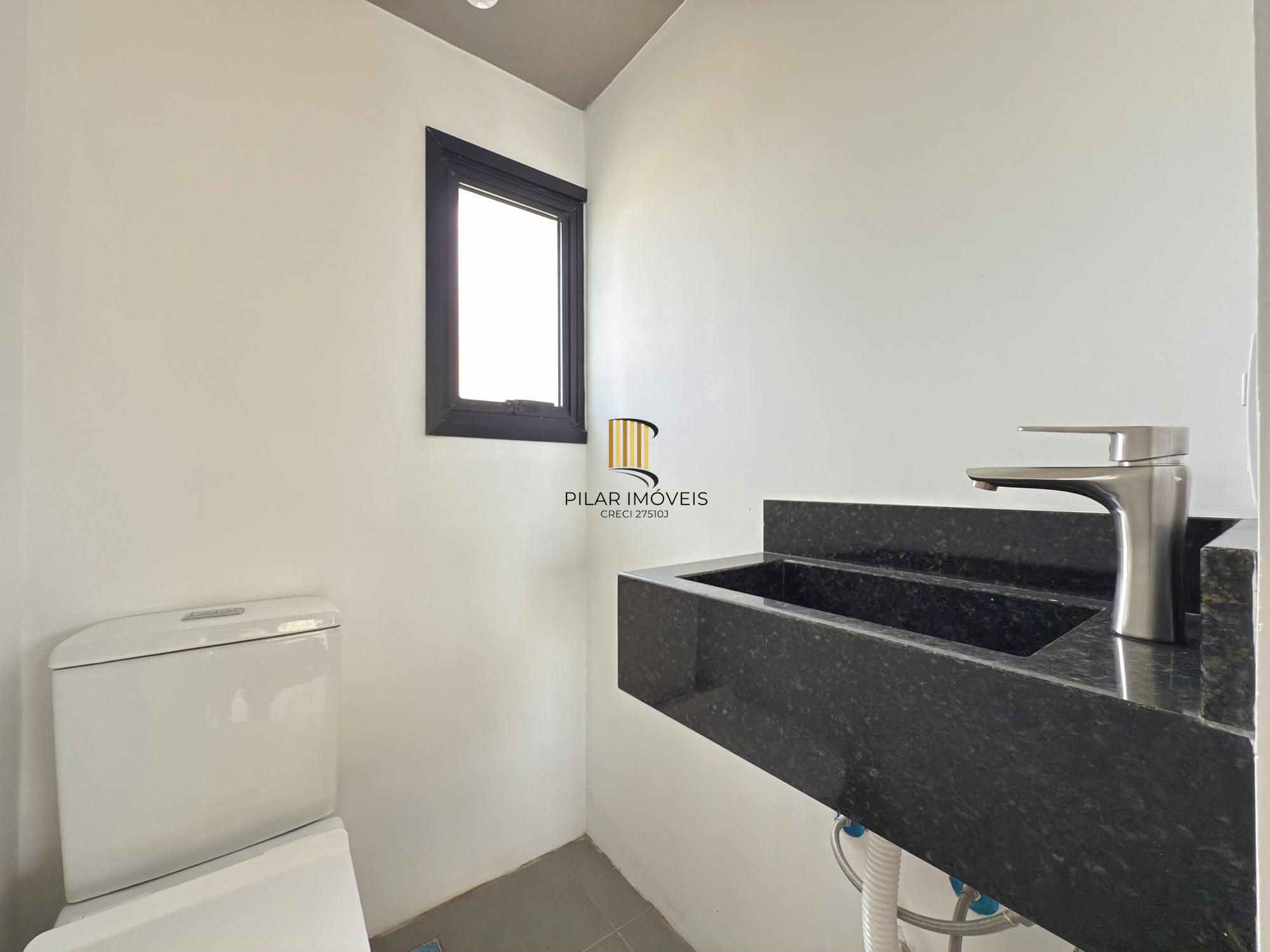 Sobrado em condomínio em Porto Alegre, no bairro Hípica, com 3 dormitórios.