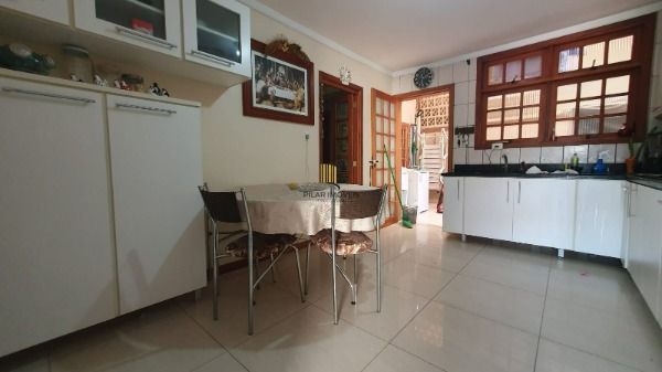 Casa em Porto Alegre, no bairro Espírito Santo, com 4 dormitório(s), e 4 banheiros, à venda.