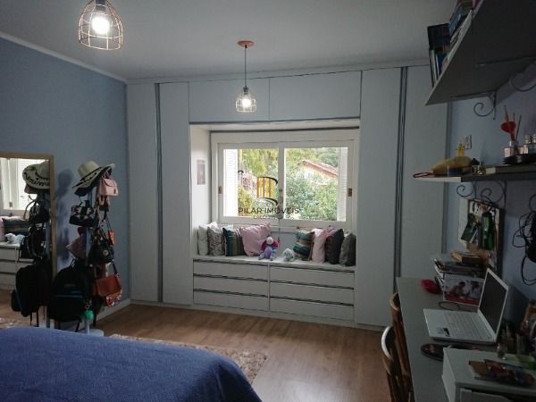 Casa em Porto Alegre, no bairro Espirito Santo, com 4 dormitório(s), e 4 banheiros, à venda.