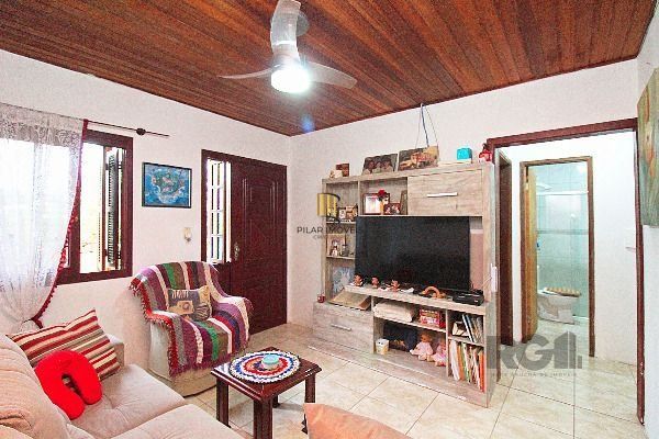 Casa em Porto Alegre, no bairro Ipanema, com 2 dormitório(s), e 2 banheiros, à venda.