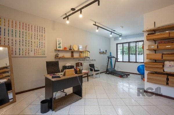 Casa em Porto Alegre, no bairro Medianeira, com 5 dormitório(s), e 5 banheiros, à venda.