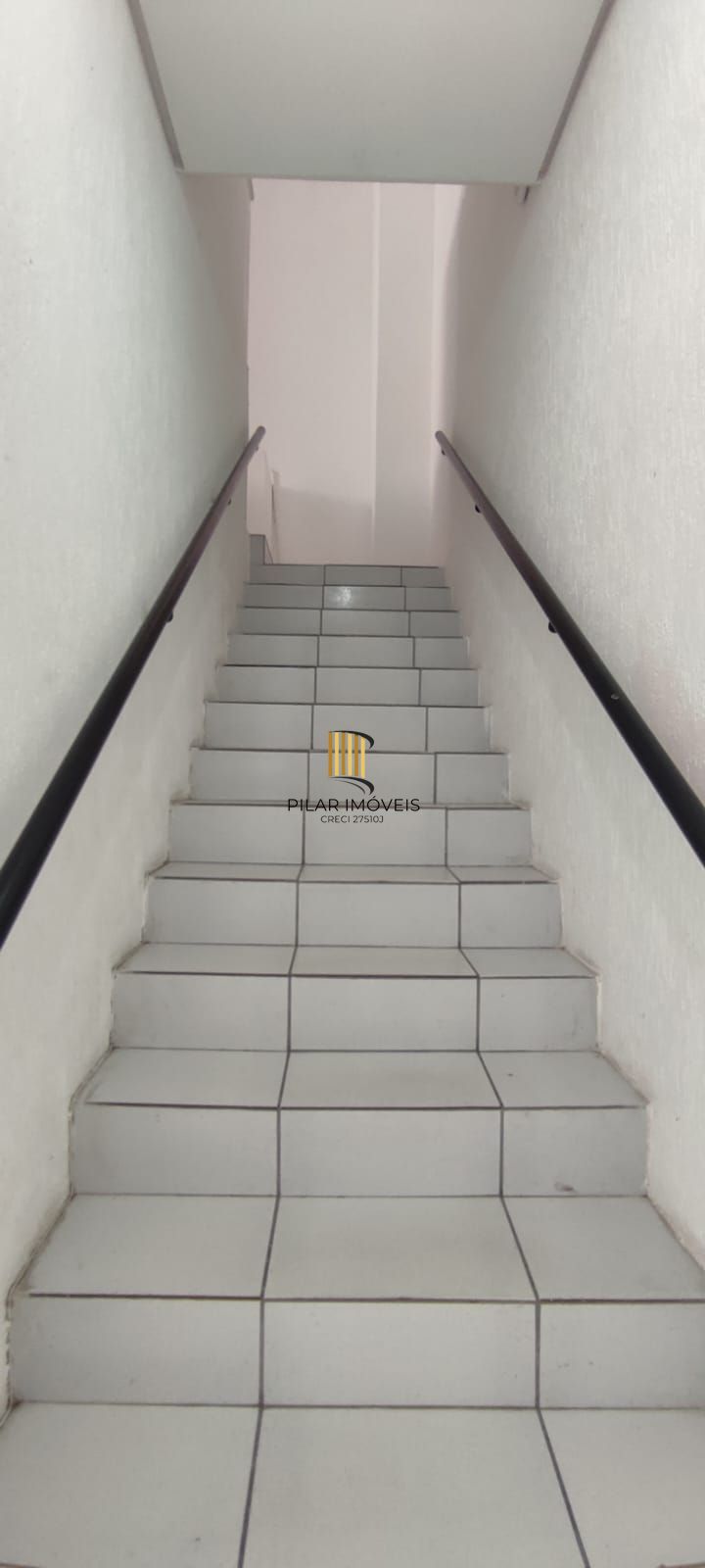 Ótima loja com mezanino, em ótima localização com estacionamento.