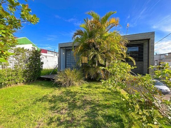 Casa em Porto Alegre, no bairro Guarujá, com 2 dormitório(s), e 2 banheiros, à venda.