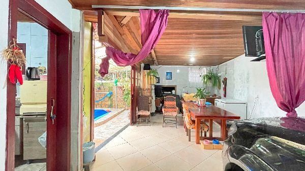 Casa em Porto Alegre, no bairro Ipanema, com 2 dormitório(s), e 2 banheiros, à venda.