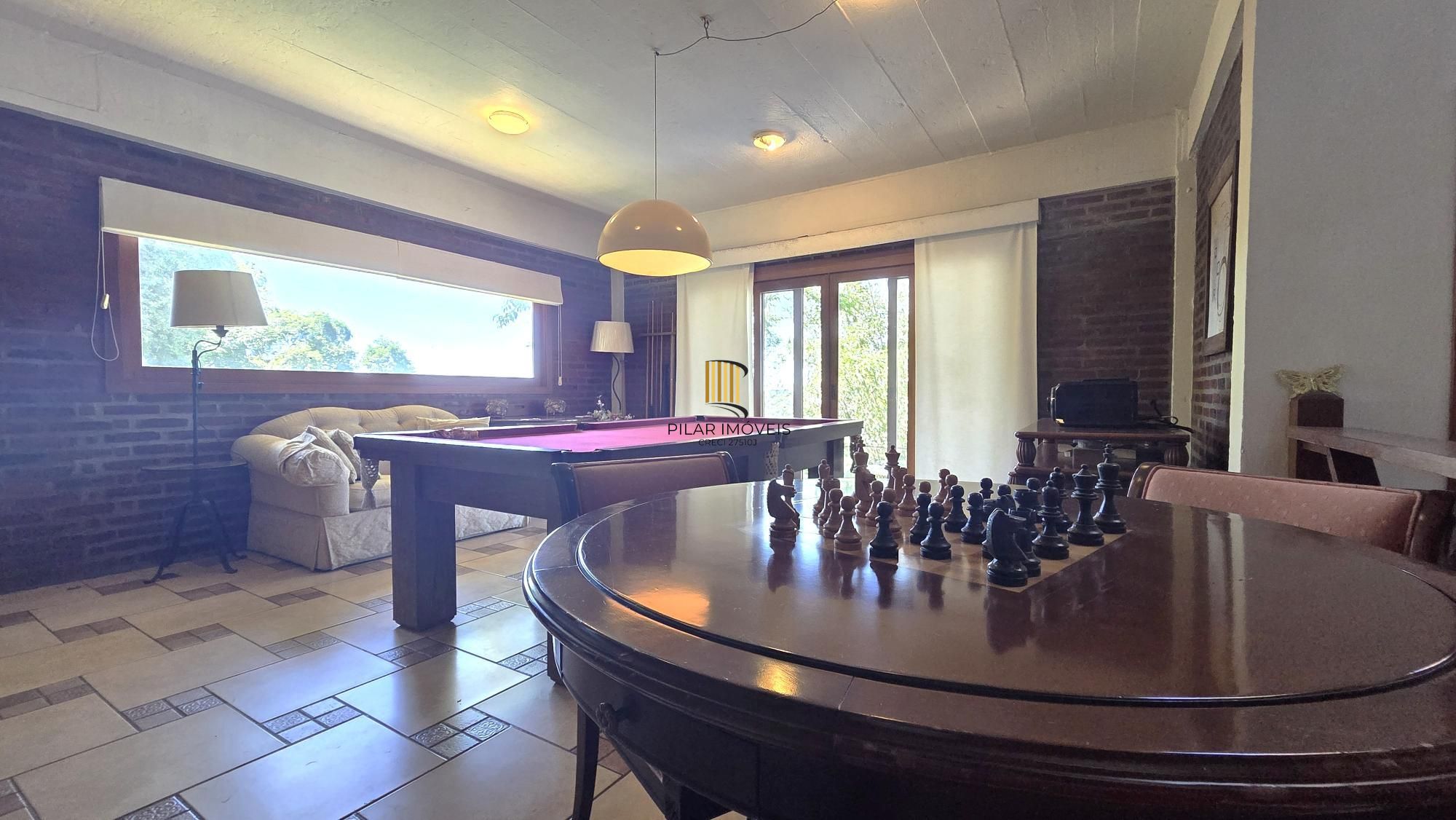 Belíssima residência com 4 dormitórios, 2 suítes com closet e vista deslumbrante para o Guaíba.