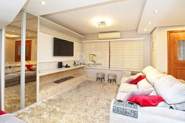 Casa em Porto Alegre, no bairro Ipanema, com 4 dormitório(s), e 4 banheiros, à venda.
