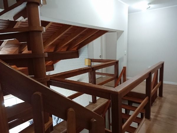 Casa em Porto Alegre, no bairro Espirito Santo, com 4 dormitório(s), e 4 banheiros, à venda.