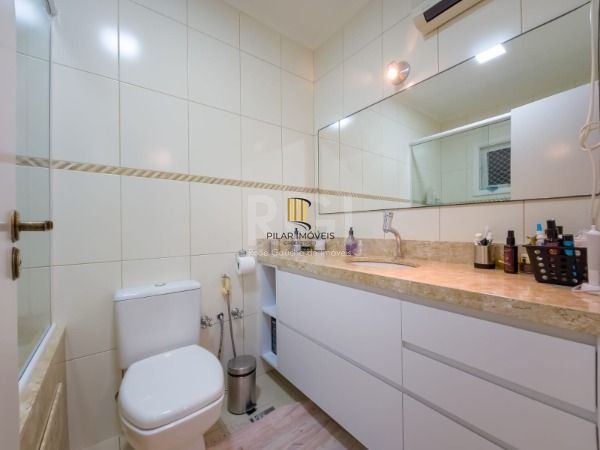 Casa em Porto Alegre, no bairro Vila Conceição, com 3 dormitório(s), e 3 banheiros, à venda.