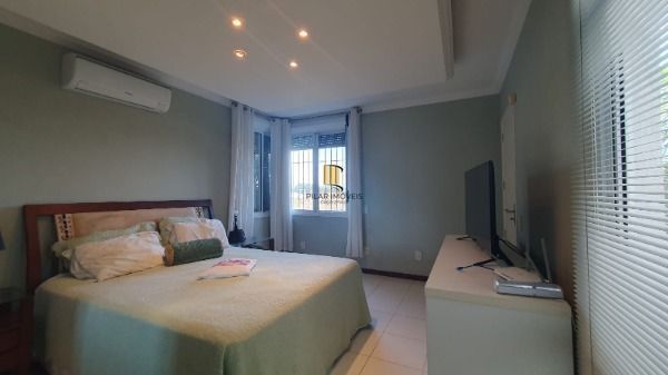 Casa em Porto Alegre, no bairro Espírito Santo, com 3 dormitório(s), e 3 banheiros, à venda.