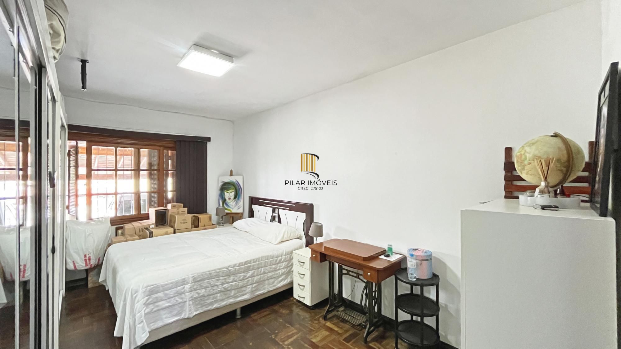 Casa em Porto Alegre, no bairro Vila Nova, com 3 dormitórios, 156 m² , 4 vagas.