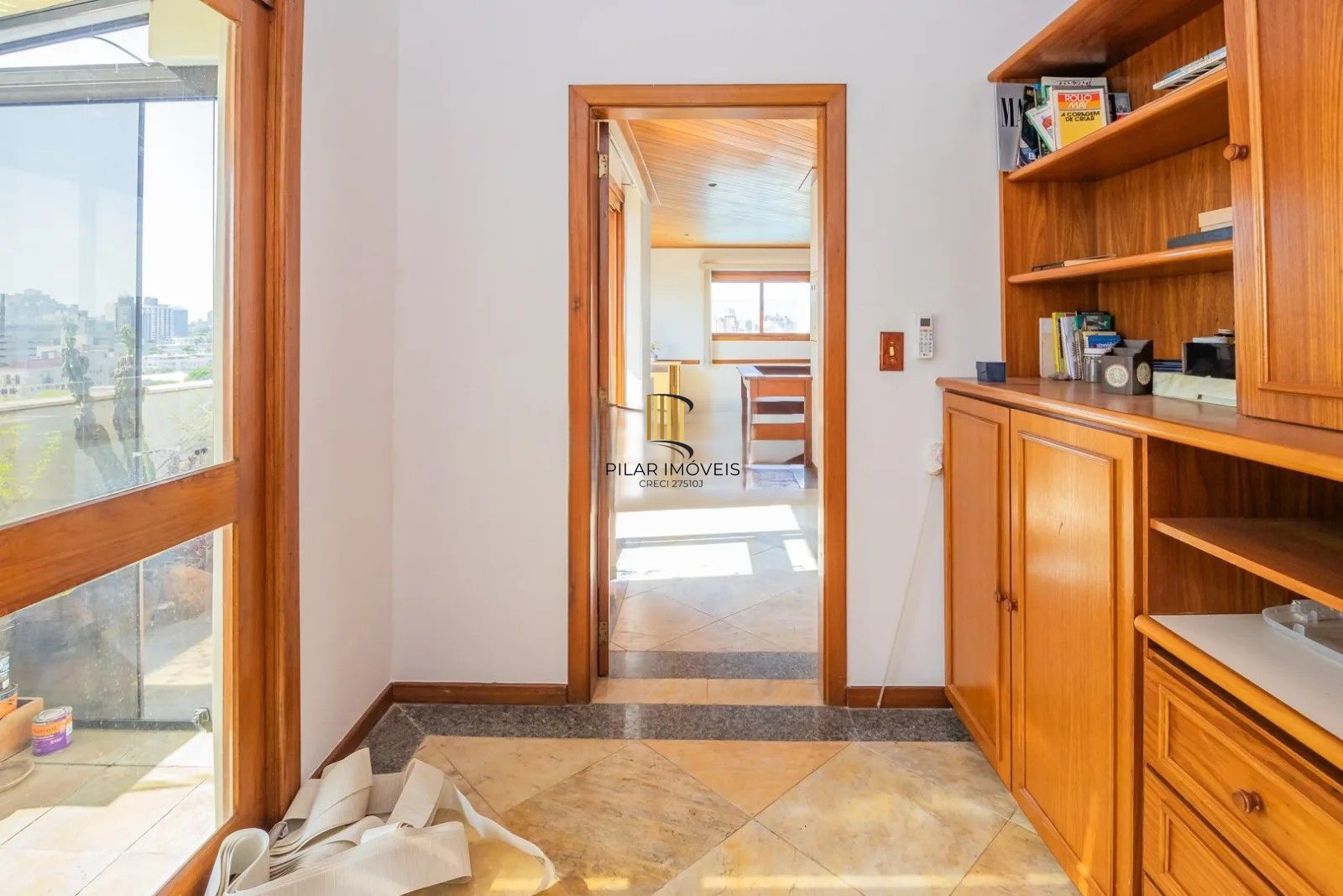 Belíssima cobertura duplex, com 262m2, 3 dormitórios e 2 vagas de garagem.