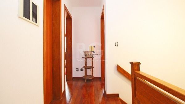 Casa em Porto Alegre, no bairro Hípica, com 3 dormitório(s), e 3 banheiros, à venda.