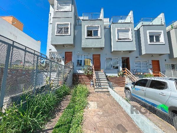 Casa em Porto Alegre, no bairro Guarujá, com 3 dormitório(s), e 3 banheiros, à venda.