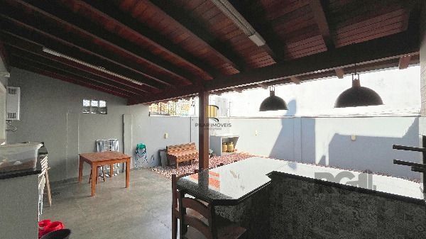Casa em Porto Alegre, no bairro Hípica, com 3 dormitório(s), e 3 banheiros, à venda.