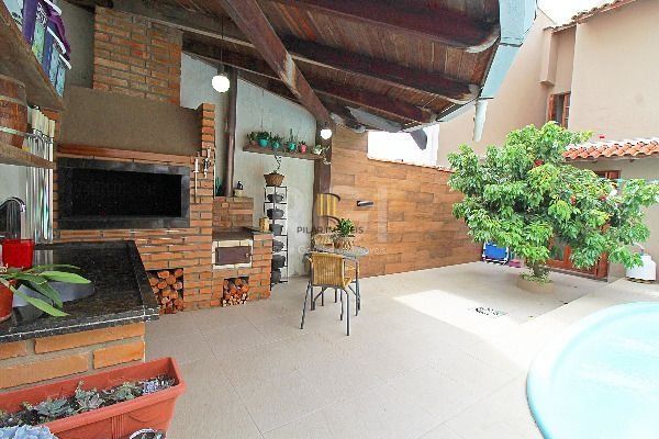 Casa em Porto Alegre, no bairro Hípica, com 3 dormitório(s), e 3 banheiros, à venda.