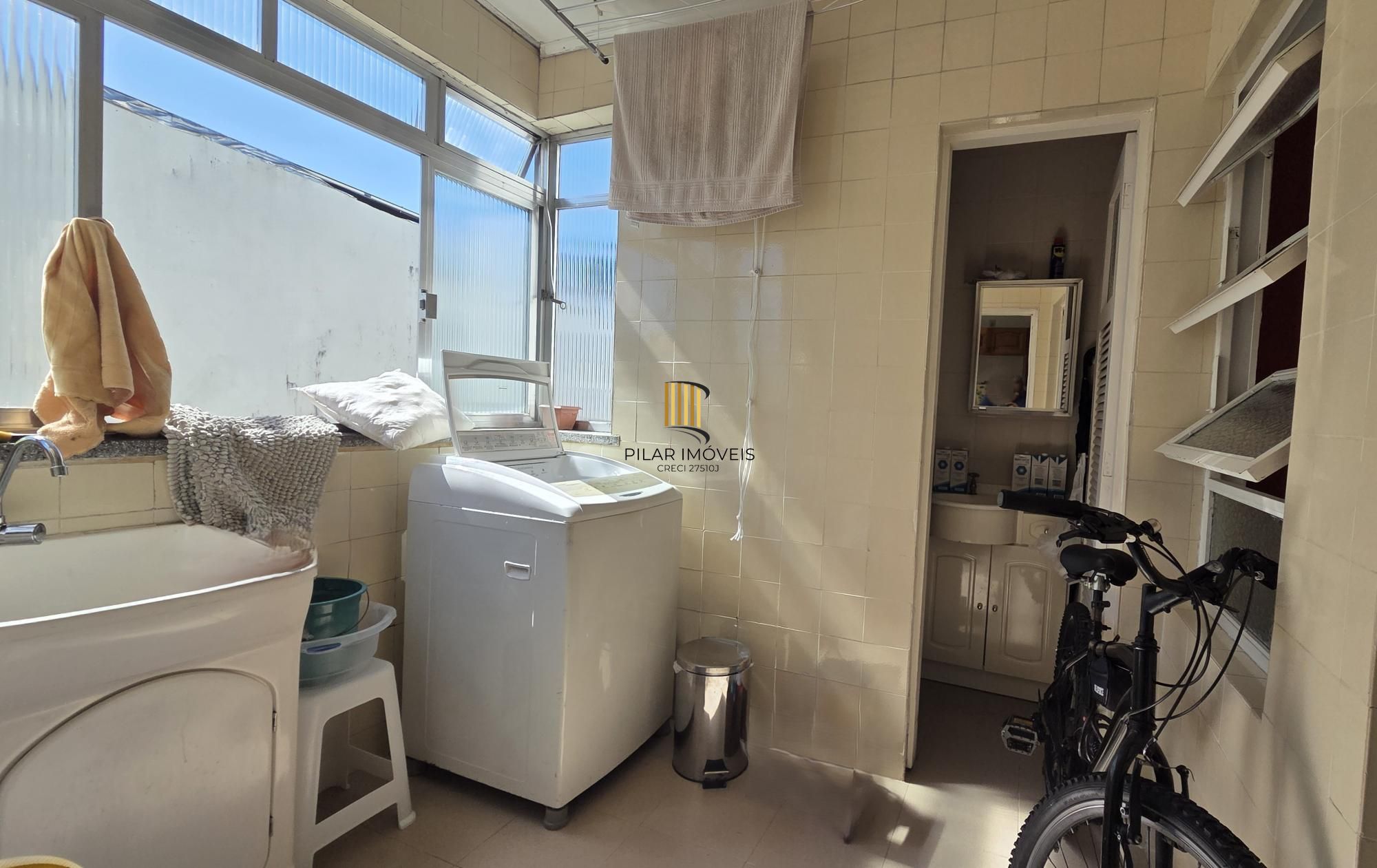 Ótimo apartamento com 79,4m2, 2 dorm. e dependencia completa.