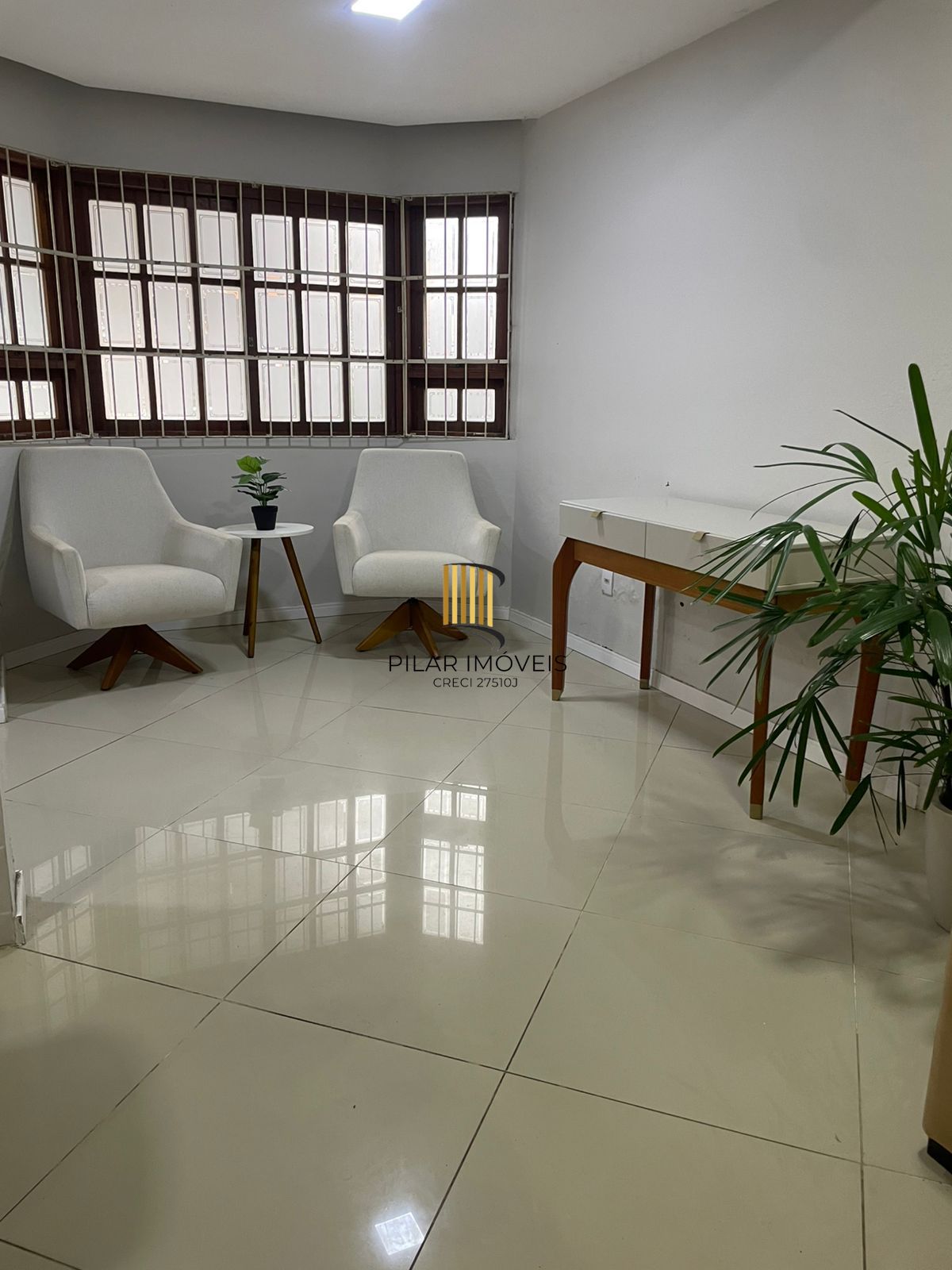 Lindo sobrado com 3 dormitórios á venda no bairro Hípica.