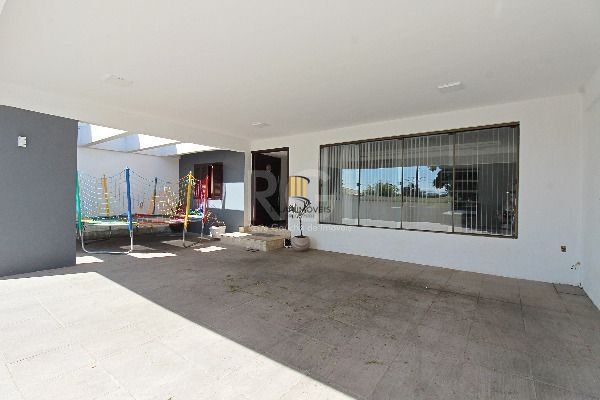 Casa para Venda - 400m², 4 dormitórios, sendo 2 suites, 4 vagas - Guarujá