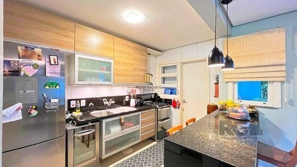 Casa em Porto Alegre, no bairro Hípica, com 3 dormitório(s), e 3 banheiros, à venda.