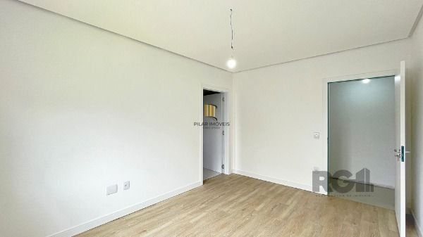 Casa em Porto Alegre, no bairro Ipanema, com 3 dormitório(s), à venda.