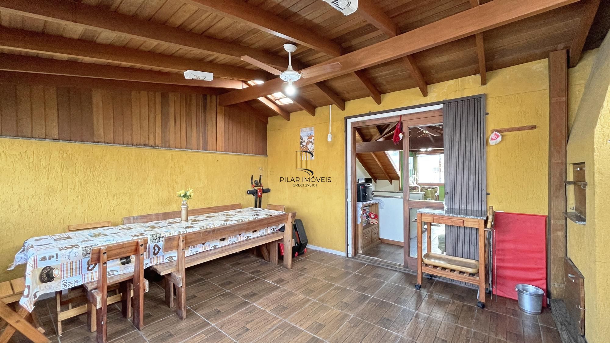 Casa em Porto Alegre, no bairro Hípica, com 3 dormitório(s), e 3 banheiros, à venda.