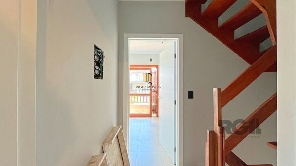 Casa em Porto Alegre, no bairro Guarujá, com 3 dormitório(s), e 3 banheiros, à venda.
