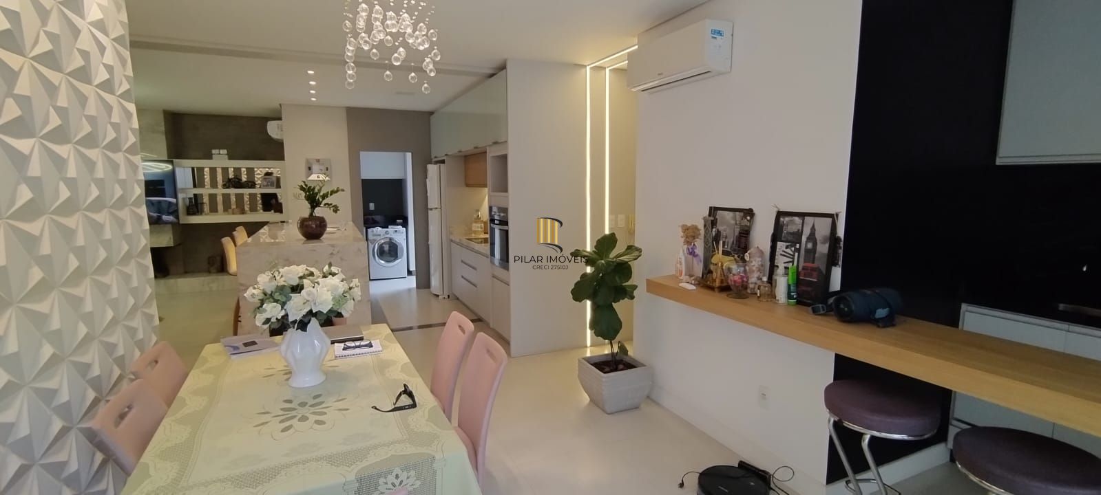 Casa térrea em condomínio fechado com 3 suítes, mobiliada, pátio , 168 m² privativos