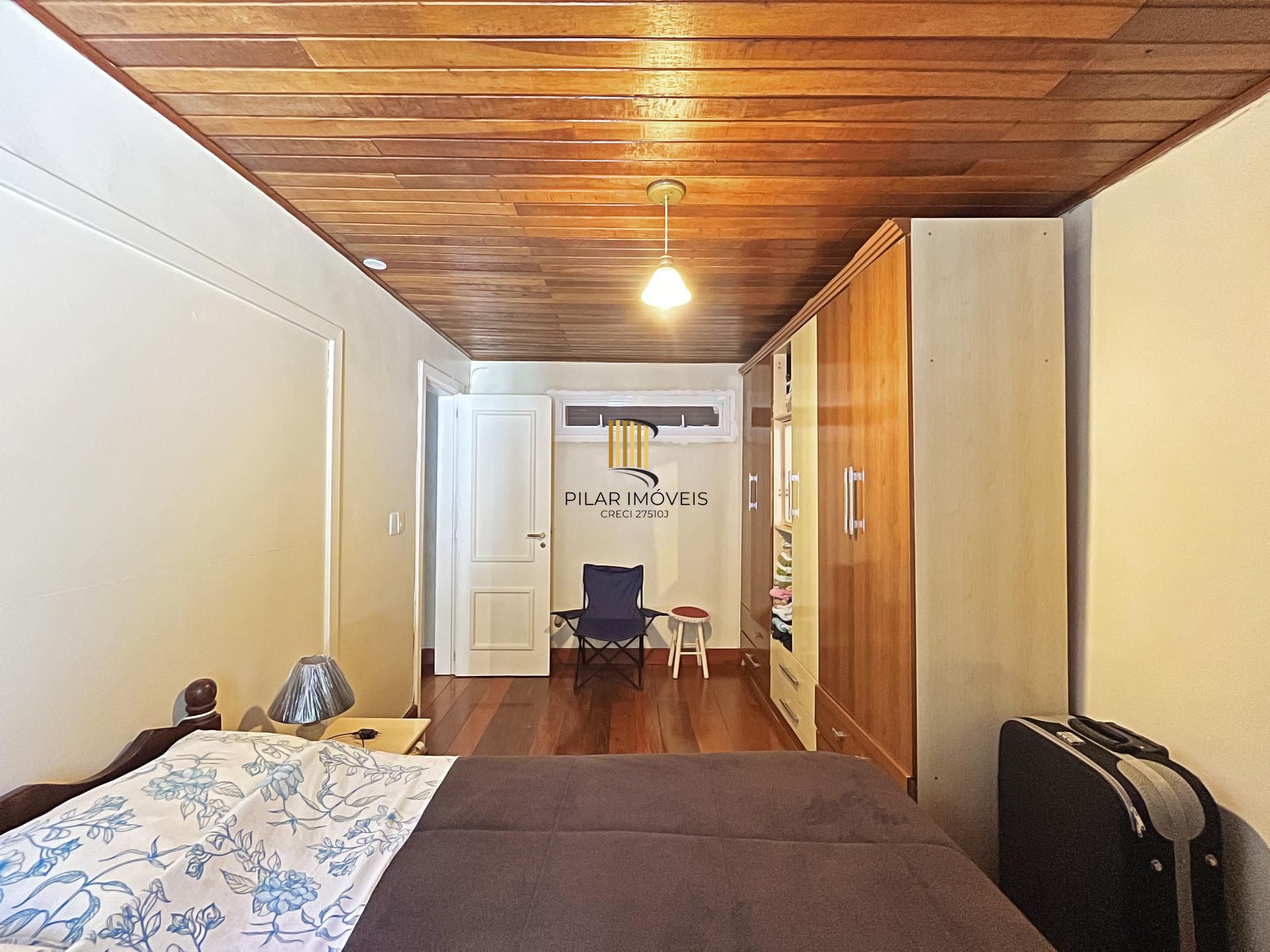 Ótima casa 2 dormitórios, 2 vagas, em rua calma no bairro.