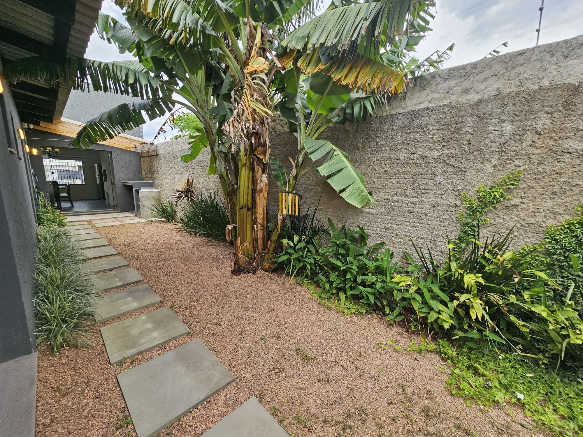 Casa térrea mobiliada 2 suítes com ar condicionado, churrasqueira, lareira  e pátio próximo ao Zaffari da Hípica !