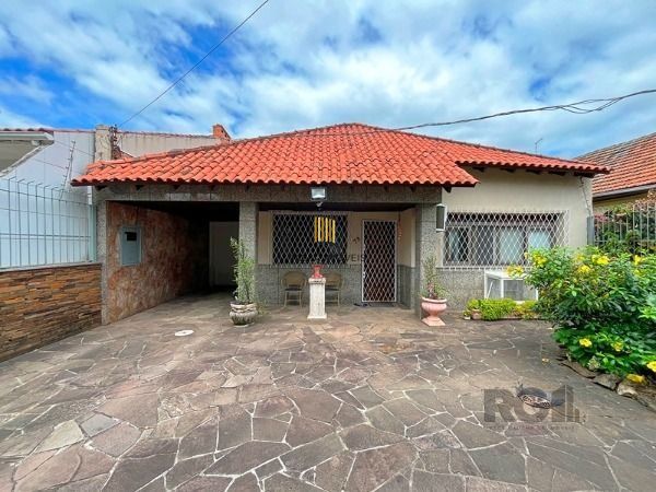 Casa em Porto Alegre, no bairro Guarujá, com 5 dormitório(s), e 5 banheiros, à venda.