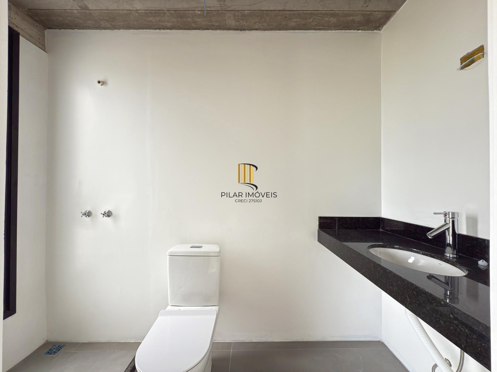 Sobrado em condomínio em Porto Alegre, no bairro Hípica, com 3 dormitórios.