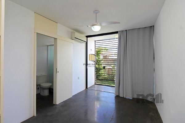Casa em Porto Alegre, no bairro Guarujá, com 2 dormitório(s), e 2 banheiros, à venda.