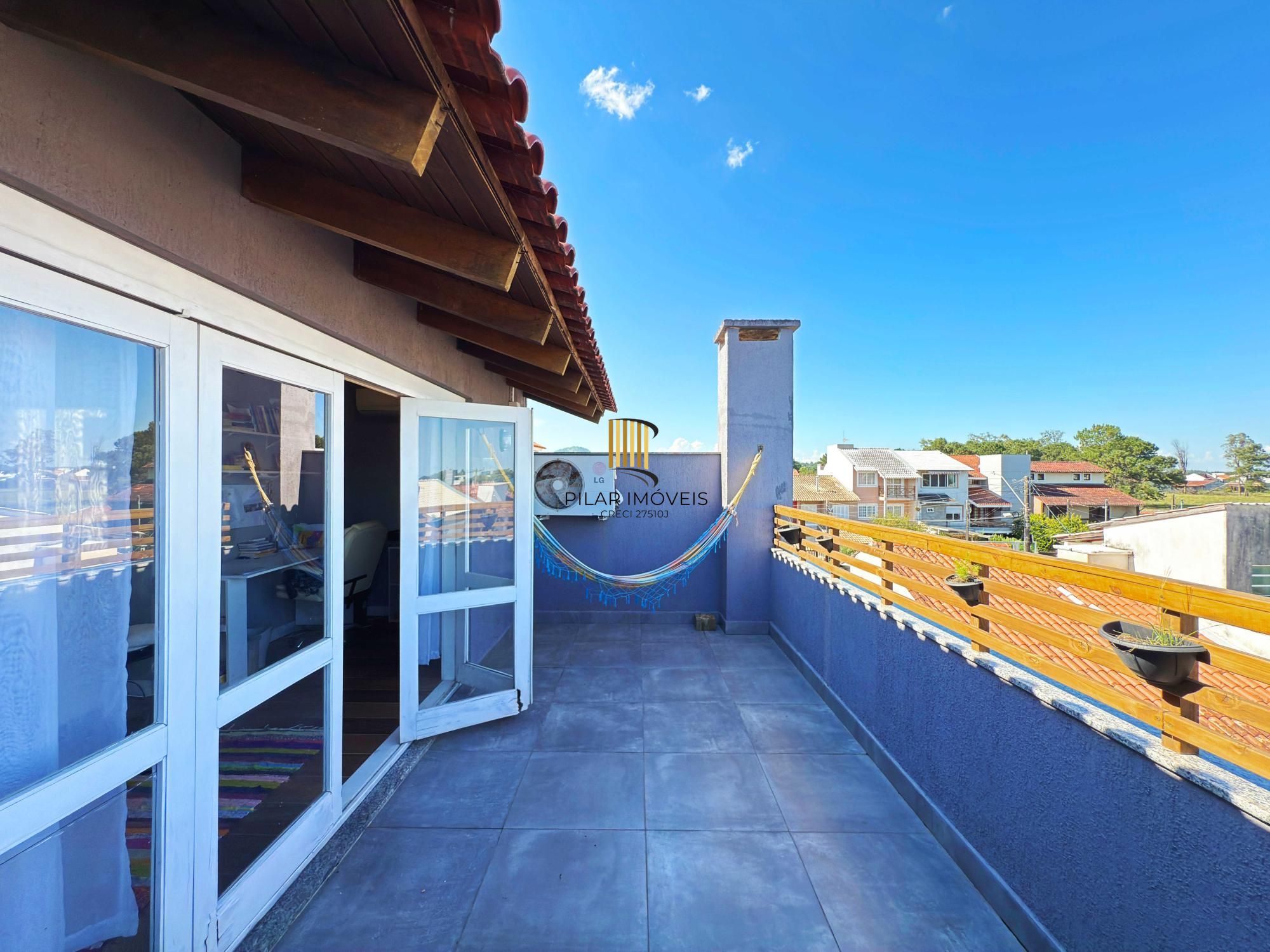 Em busca de uma casa espaçosa e cheia de comodidades no bairro Hípica