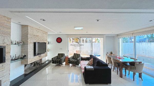Casa em Porto Alegre, no bairro Hípica, com 3 dormitório(s), e 3 banheiros, à venda.