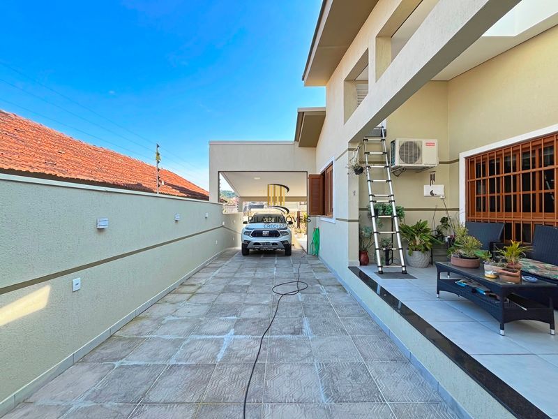 Ótima casa térrea com 4D, piscina e garagem fechada para 2 carros no Jardim Medianeira.