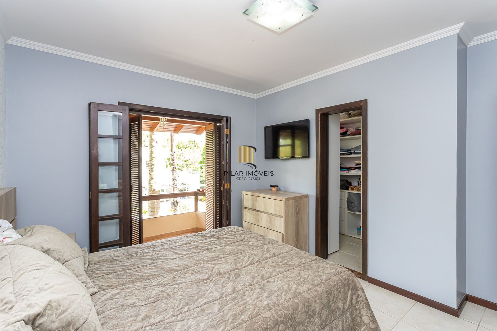 Casa de 272m², 4 dormitórios, 2 suítes e 4 vagas de garagem, no bairro Ipanema, próxima à orla do Guaíba.