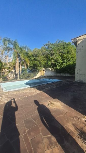 Casa em Porto Alegre, no bairro Vila Nova, com 3 dormitório(s), e 3 banheiros, à venda.