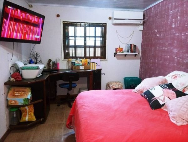 Casa em Porto Alegre, no bairro Belém Novo, com 4 dormitório(s), e 4 banheiros, à venda.