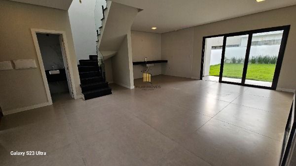 Casa em Porto Alegre, no bairro Hípica, com 3 dormitório(s), e 3 banheiros, à venda.