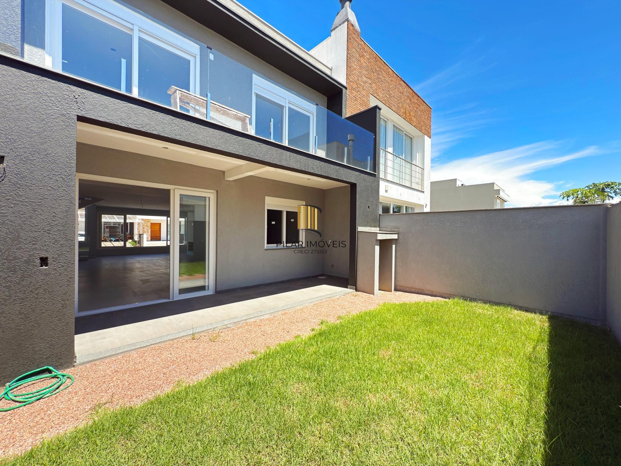Casa 4 dormitórios( 1 dorm térreo) no Condomínio Villa Amalfi, na zona sul de Porto Alegre.