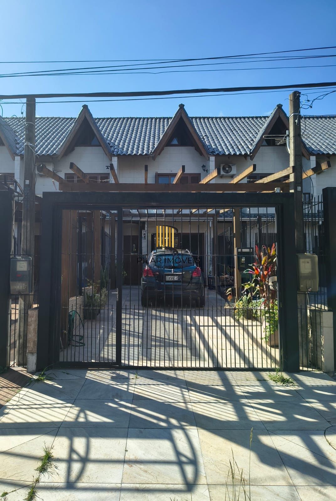 Otimo sobrado com 2 suites no bairro Guaruja - Pilar Imóveis