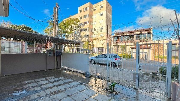 Casa em Porto Alegre, no bairro Medianeira, com 3 dormitório(s), e 3 banheiros, à venda.
